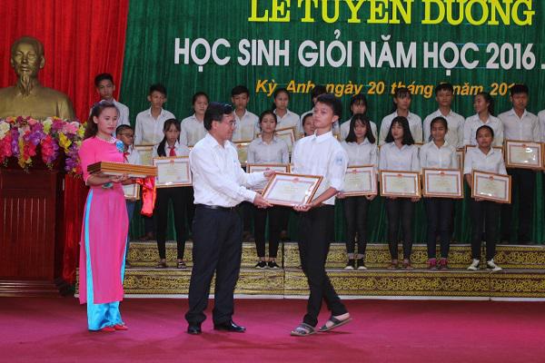 Huyện Kỳ Anh: Tuyên dương học sinh giỏi năm học 2016- 2017.