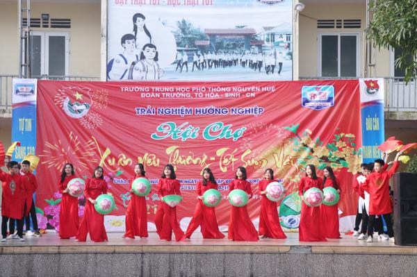 Trường THPT Nguyễn Huệ (Kỳ Anh) đón Tết sum vầy với nhiều hoạt động ấm áp và ý nghĩa