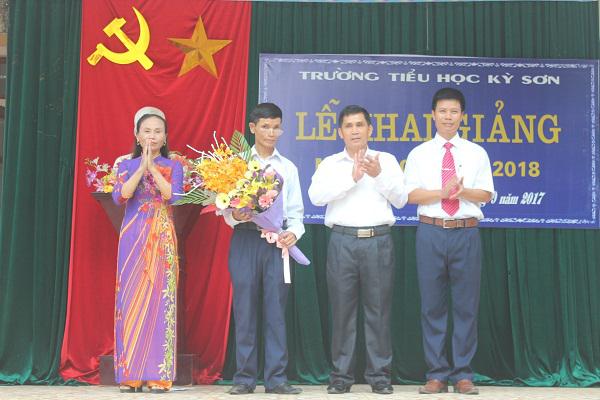 Đồng chí Nguyễn Xuân Thủy – UVBTV Huyện ủy– Phó Chủ tịch UBND huyện: Dự lễ khai giảng tại trường Tiểu học Kỳ Sơn.