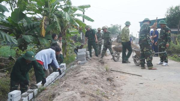 Bộ đội Biên phòng Kỳ Khang giúp dân xây dựng nông thôn mới ở xã Kỳ Thọ.