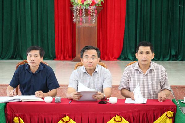 Đồng chí Bùi Quang Hoàn, Chủ tịch UBND huyện làm việc với xã Kỳ Lạc về xây dựng Nông thôn mới.