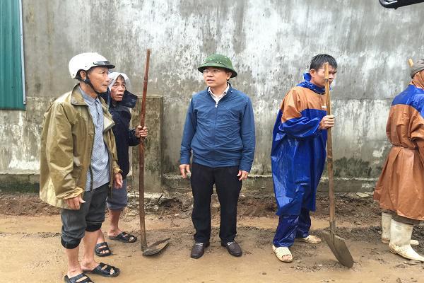Đồng chí Bùi Quang Hoàn, Chủ tịch UBND huyện Kỳ Anh: Kiểm tra xây dựng Nông thôn mới tại xã Kỳ Xuân.