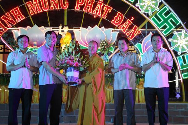 Đoàn Cán bộ lãnh đạo huyện Kỳ Anh chúc mừng Đại lễ Phật Đản Phật lịch 2562, Dương lịch 2018 tại chùa Dền và Chùa Hữu Lạc.