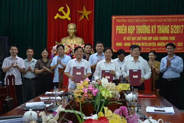 Hội đồng Nhân dân huyện Kỳ Anh: Ký kết quy chế phối hợp giữa Thường trực HĐND, UBND và Ban Thường trực Ủy ban MTTQ huyện.