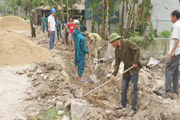 Lực lượng Dân quân Tự vệ huyện Kỳ Anh: Giúp bà con nhân dân xã Kỳ Tây xây dựng nông thôn mới.