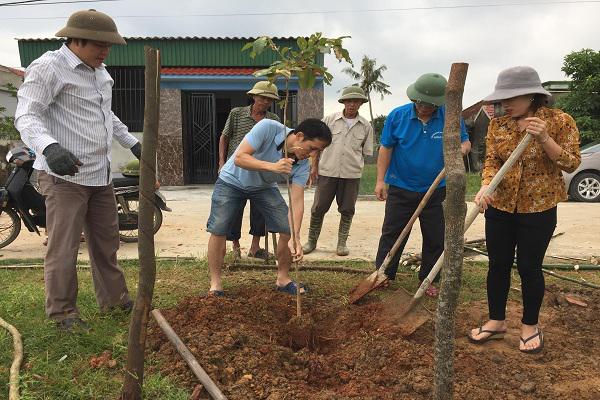 Công đoàn Huyện uỷ Kỳ Anh giúp đỡ xã Kỳ Phú xây dựng Nông thôn mới