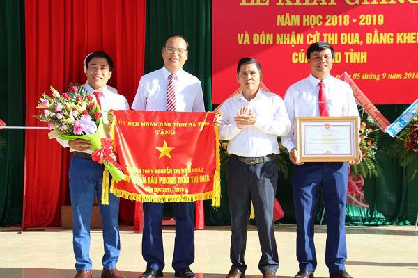 Đồng chí Nguyễn Xuân Thủy, UVBTV, Phó Chủ tịch UBND huyện  dự lễ khai trường ở Trường THPT Nguyễn Thị Bích Châu.