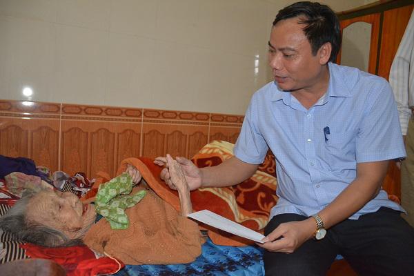 Đồng chí Nguyễn Tiến Hùng, Phó Bí thư Thường trực Huyện ủy Kỳ Anh: Tặng quà cho mẹ Việt Nam Anh hùng  và đảng viên từ 50 tuổi Đảng trở lên tại 2 xã Kỳ Lạc và Kỳ Hợp.
