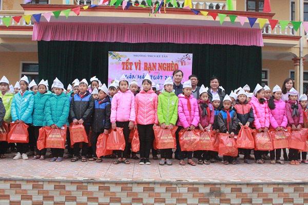 Trường Trung học Cơ sở Kỳ Tân: Tổ chức “ Tết vì bạn nghèo – Áo ấm cho em”