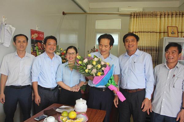 Các đồng chí lãnh đạo huyện Kỳ Anh chúc mừng phòng Giáo dục, Trung tâm Bồi dưỡng Chính trị huyện ngày Nhà giáo Việt Nam 20/11