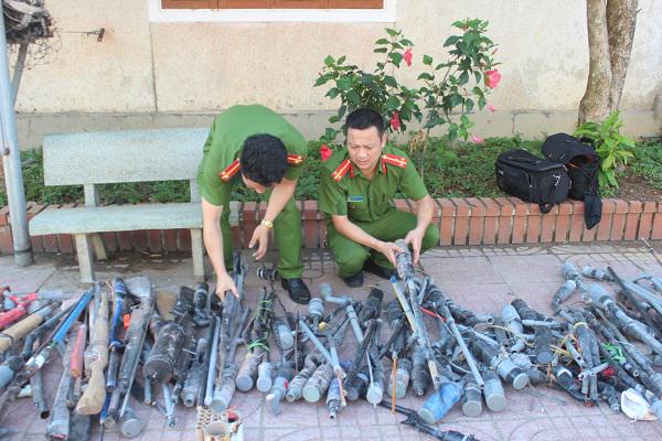Công an huyện Kỳ Anh: Tiêu hủy hàng trăm vũ khí, vật liệu nổ, công cụ hỗ trợ.
