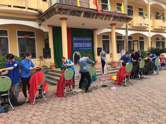 "Cắt tóc miễn phí" vì đàn em thân yêu