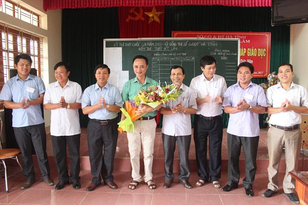 Các đồng chí lãnh đạo huyện Kỳ Anh tặng hoa chúc mừng Hội đồng  thi tốt nghiệp THPT Quốc gia tại huyện Kỳ Anh.