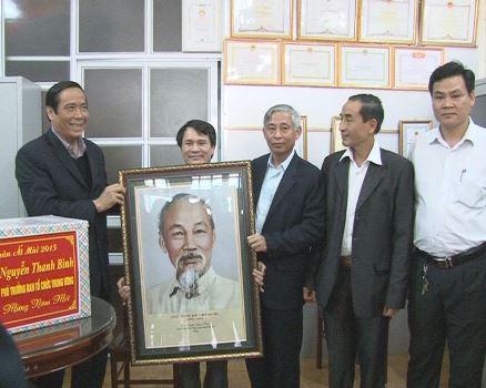 Đ/c Nguyễn Thanh Bình- UVTW Đảng, phó trưởng ban tổ chức Trung ương chúc tết các gia đình chính sách, Quỹ tín dụng nhân dân Thị trấn