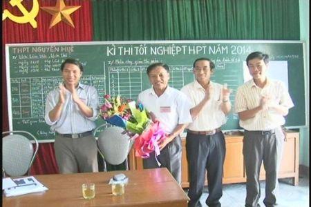 Đ/c Lê Trọng Bính – TUV, Bí thư Huyện ủy, Chủ tịch HĐND huyện thăm và tặng quà Hội đồng coi thi trường THPT Nguyễn Thị Bích Châu và trường THPT Nguyễn Huệ.