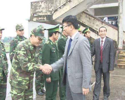 Phó Bí thư Tỉnh ủy Lê Thành Long và đ/c Lê Trọng Bính- TUV, Bí thư Huyện ủy, Chủ tịch HĐND huyện chúc tết các đơn vị lực lượng vũ trang tại khu kinh tế Vũng Áng