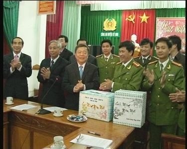 Đ/c Chủ tịch tỉnh tặng quà chúc tết các đơn vị trên địa bàn huyện Kỳ Anh