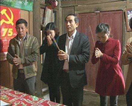 Đ/.c Lê Trọng Bính thăm hỏi tặng quà cho các đ/c nguyên lãnh đạo huyện qua các thời kỳ