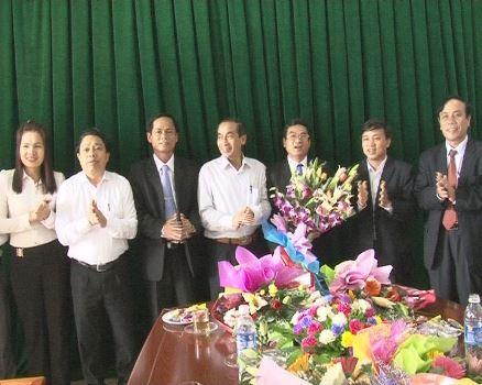 Các đồng chí lãnh đạo huyện tặng hoa chúc mừng Phòng Y tế và Trung tâm y tế dự phòng huyện Kỳ Anh nhân kỷ niệm 60 năm Ngày Thầy thuốc Việt Nam (27.2.1955 – 27.2.2015).