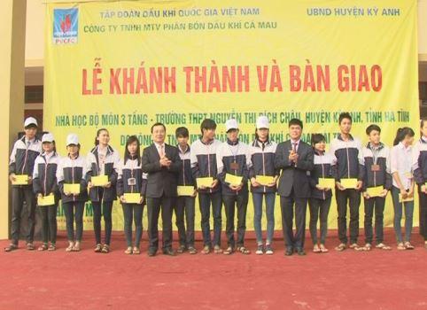 UBND huyện, Tập đoàn Dầu khí Quốc gia, khánh thành bàn giao công trình học bộ môn 3 tầng cho Trường THPT Nguyễn Thị Bích Châu.